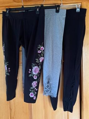 torrid 3 Pairs of Floral Embroidered & Lace-Trim Leggings - Black and Gray
